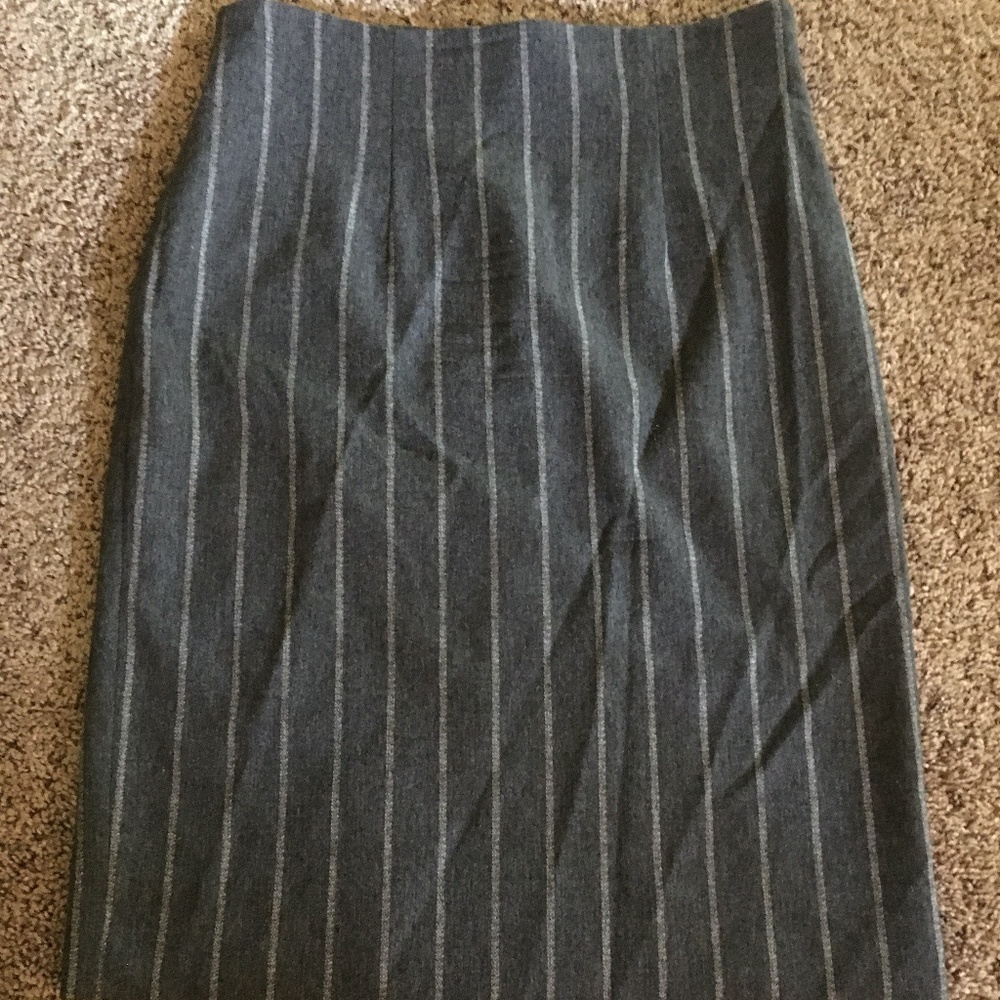 Bill Blass New York, size 6 charcoal white pinstripe pencil skirt, no pockets